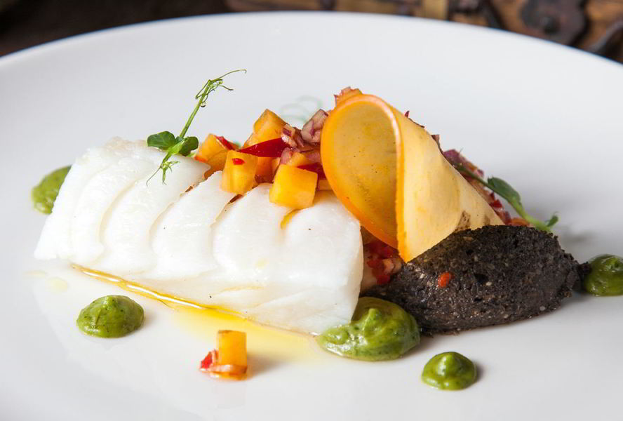 Паровая треска с сальсой из хурмы