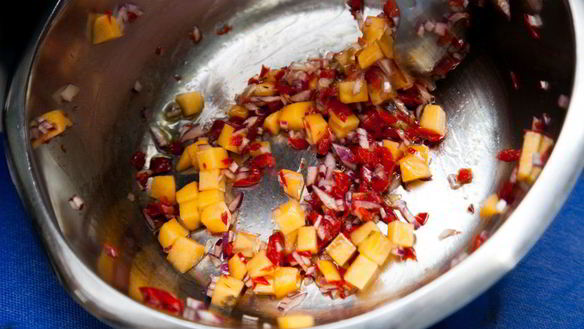 ШАГ 6. паровая треска с сальсой из хурмы