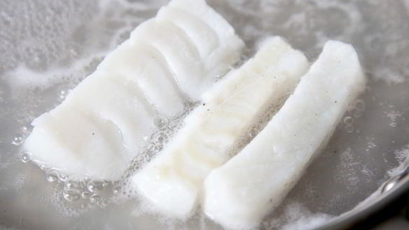 ШАГ 7. паровая треска с сальсой из хурмы