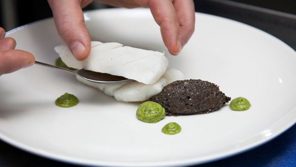 ШАГ 8. паровая треска с сальсой из хурмы