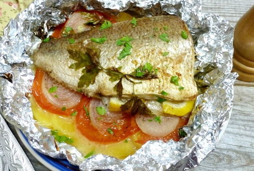Рыба с овощами в духовке