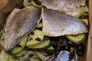 Рыба, запеченная в кармане с цукини и маслинами
