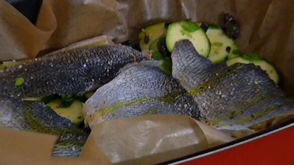 ШАГ 7. рыба, запеченная в кармане с цукини и маслинами