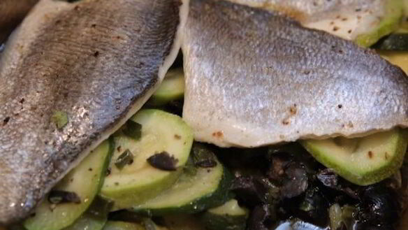 ШАГ 9. рыба, запеченная в кармане с цукини и маслинами