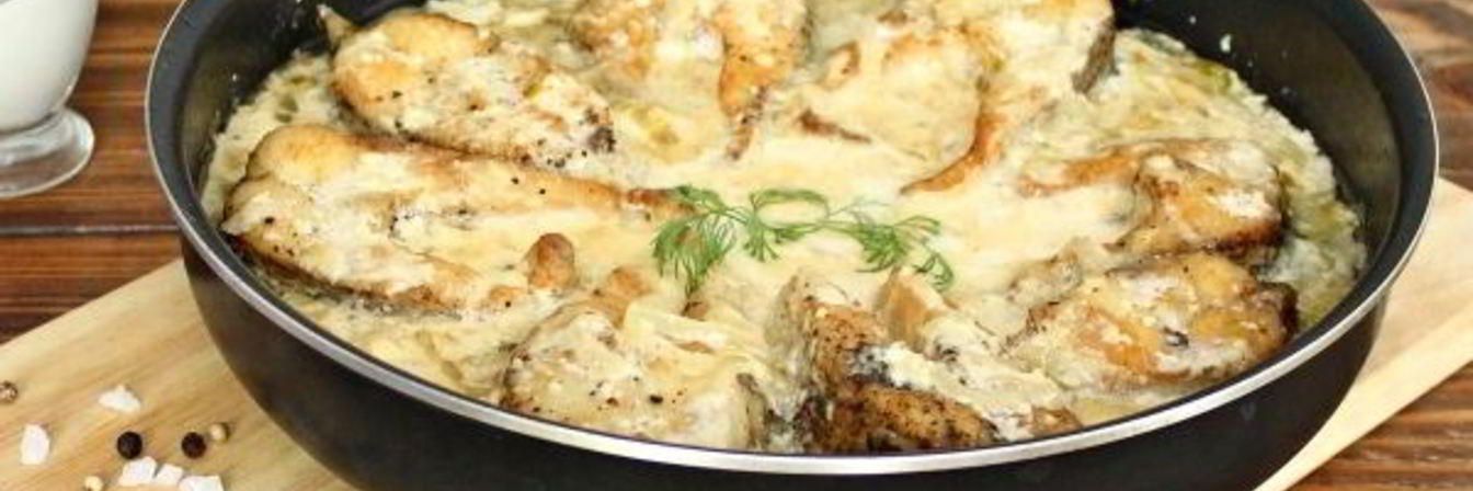 Щука тушеная в сметане