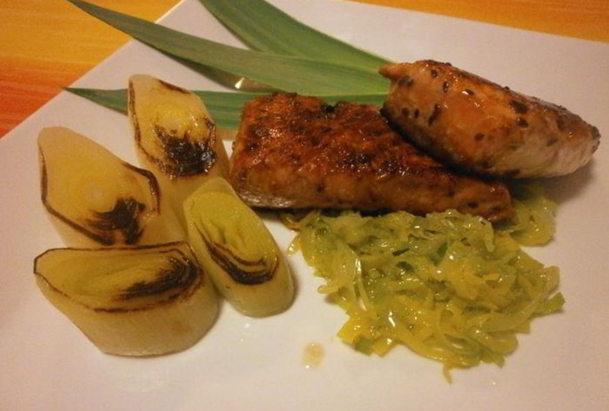 Семга с луком-пореем и ванилью