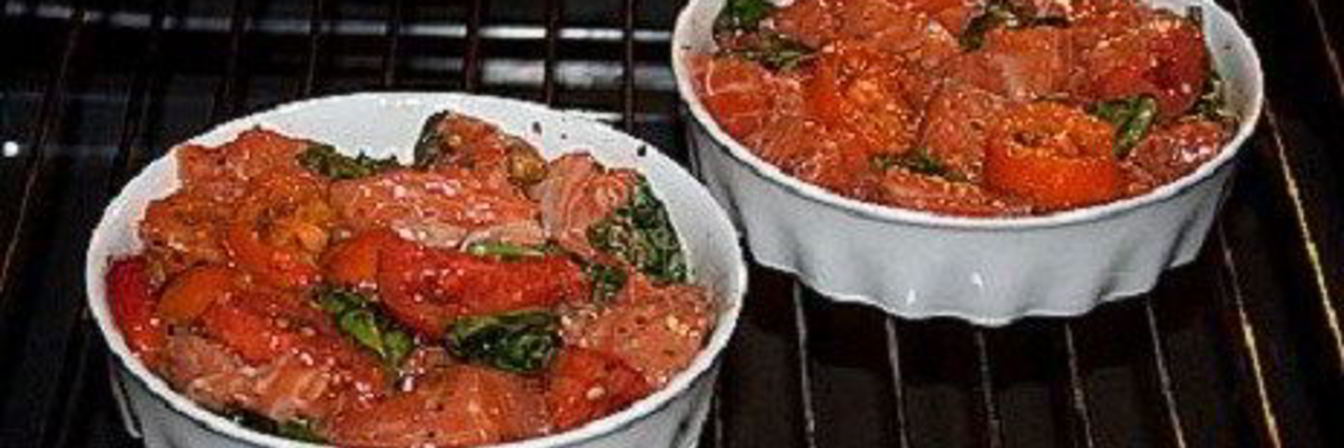 Семга, запеченная с томатами и базиликом