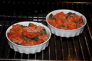 Семга, запеченная с томатами и базиликом