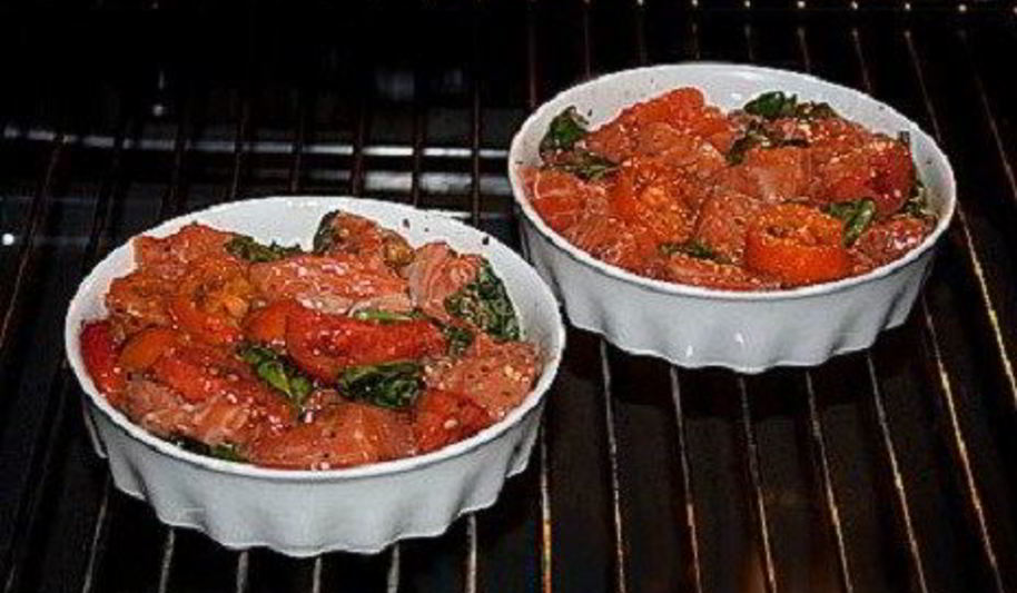 Рецепт семга, запеченная с томатами и базиликом