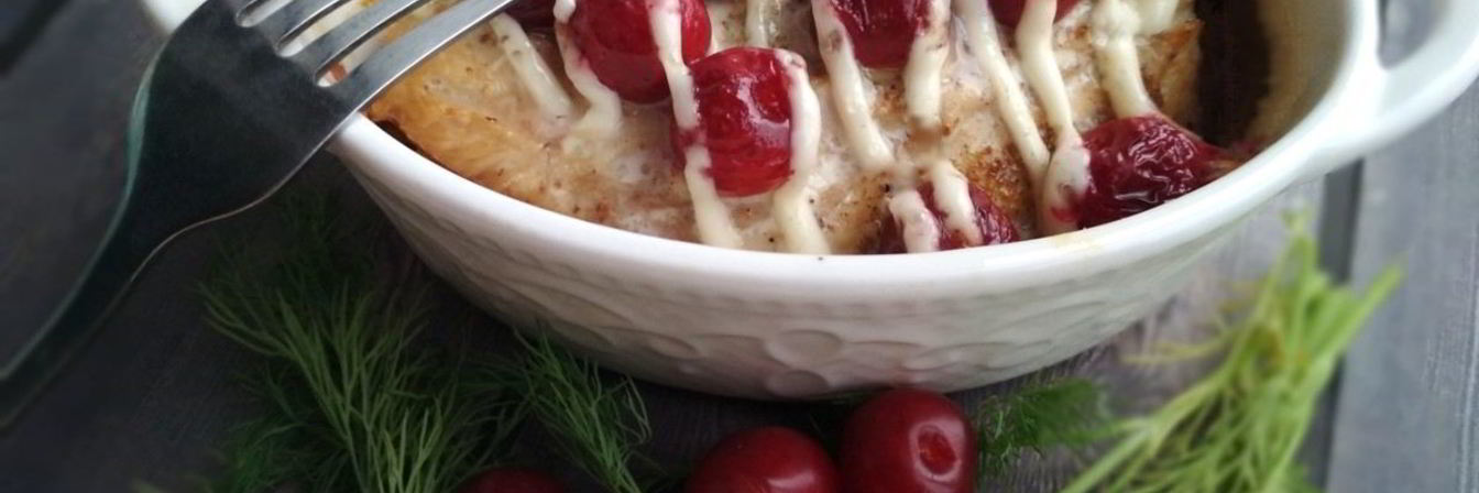 Скумбрия, запеченная с вишней