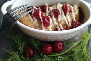 Скумбрия, запеченная с вишней