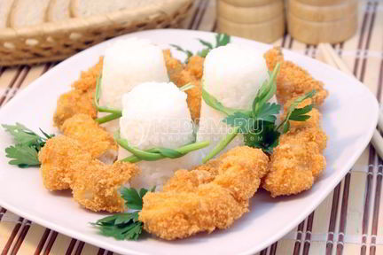 Сом жареный в панировке с рисом