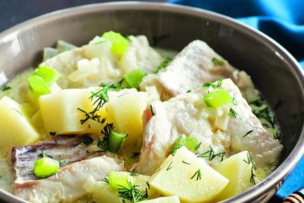 Тушенная в молоке пикша с картофелем