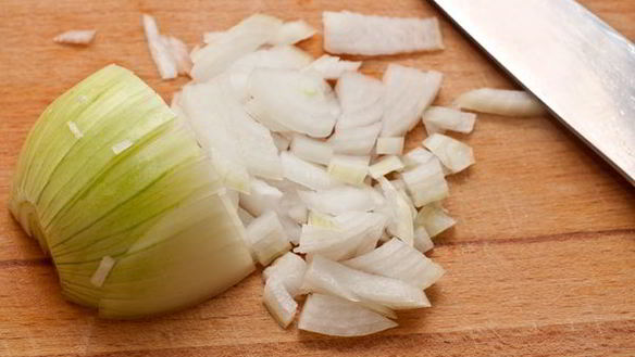 ШАГ 3. янтарная форель запеченная с луком