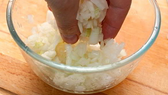 ШАГ 5. янтарная форель запеченная с луком