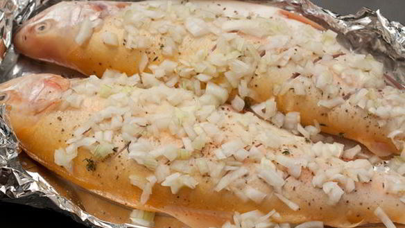 ШАГ 7. янтарная форель запеченная с луком