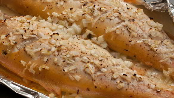 ШАГ 8. янтарная форель запеченная с луком