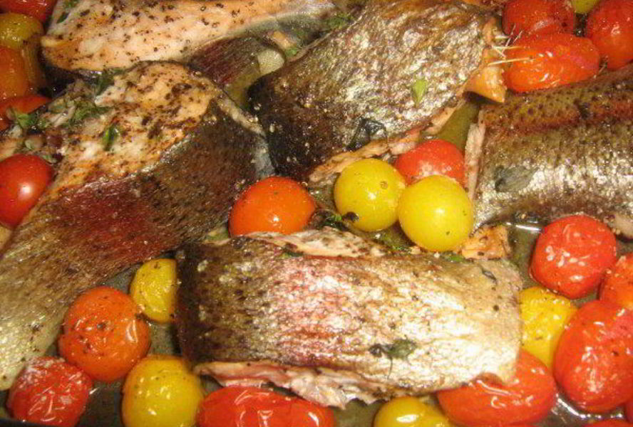 Запеченная рыба с помидорами черри