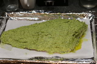 Запеченный палтус с авокадо и кедровыми орехами