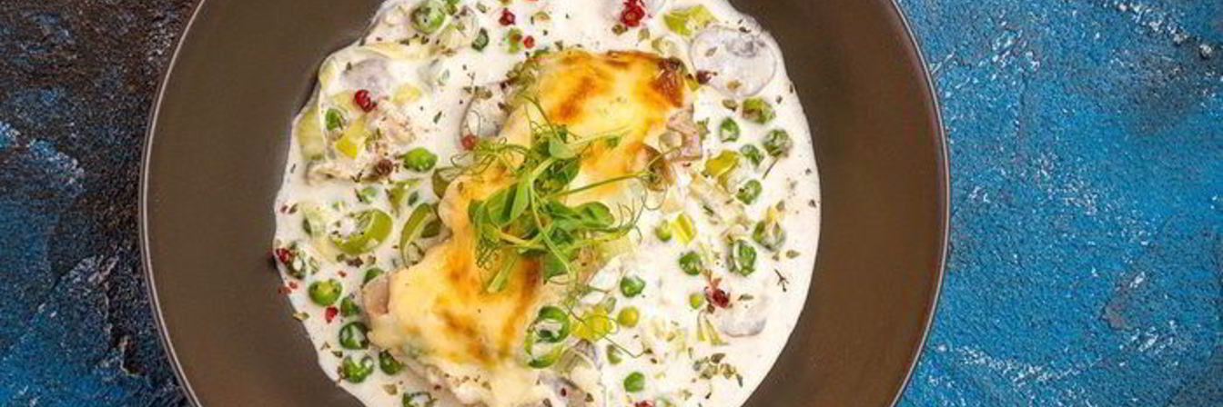 Запеченный палтус с шампиньонами и горошком