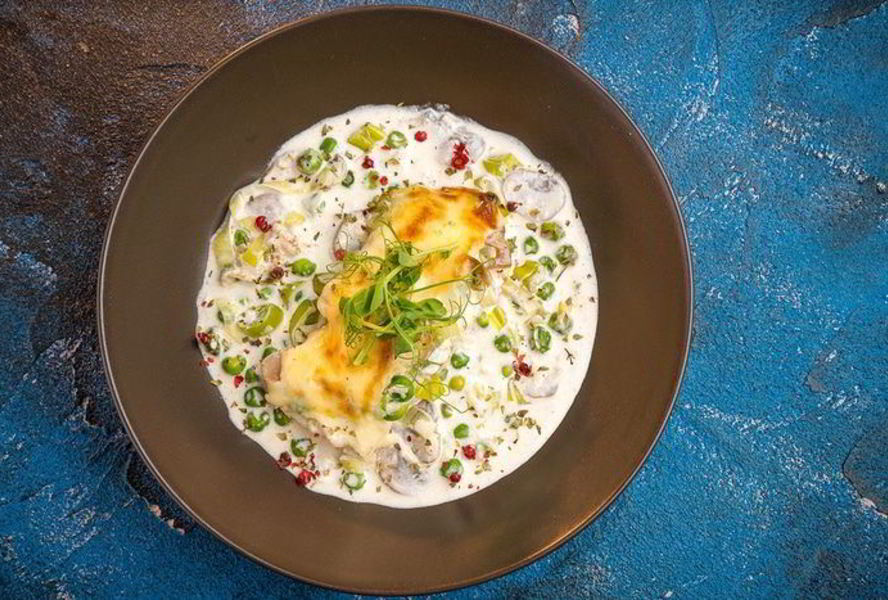 Запеченный палтус с шампиньонами и горошком