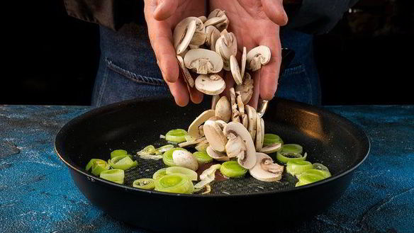 ШАГ 5. запеченный палтус с шампиньонами и горошком