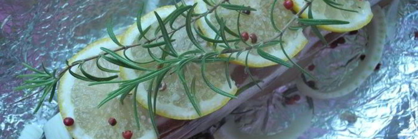 Запеченный судак с розмарином и лимонами