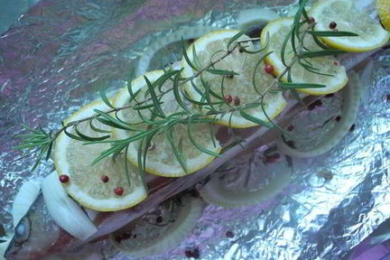 Запеченный судак с розмарином и лимонами