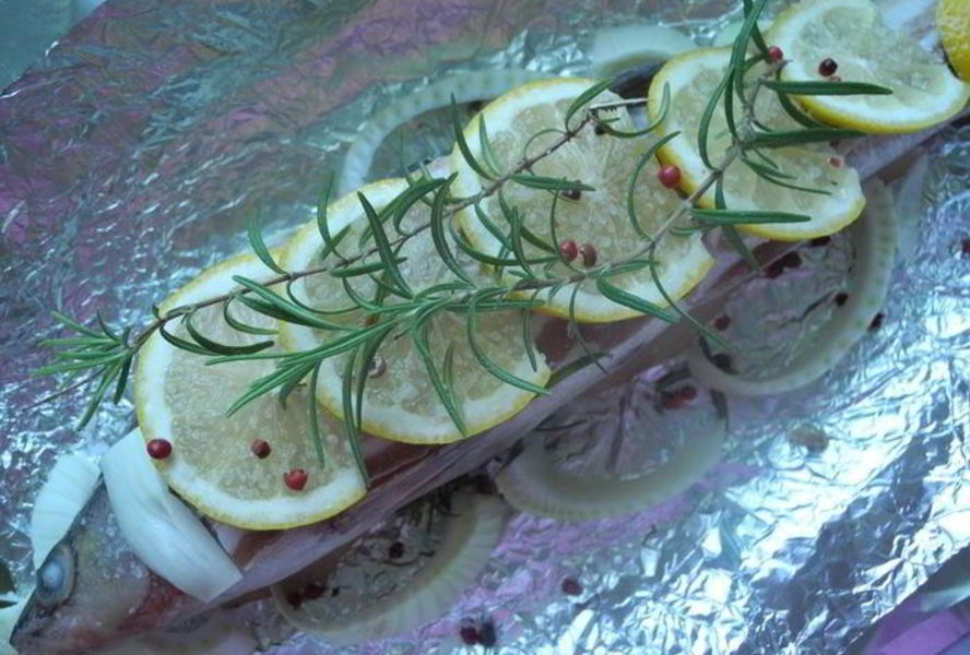 Запеченный судак с розмарином и лимонами