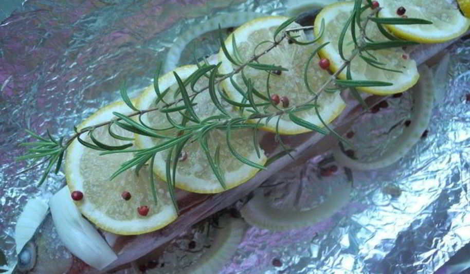 Рецепт запеченный судак с розмарином и лимонами