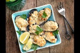 Запеченные мидии в сырном соусе с чесноком