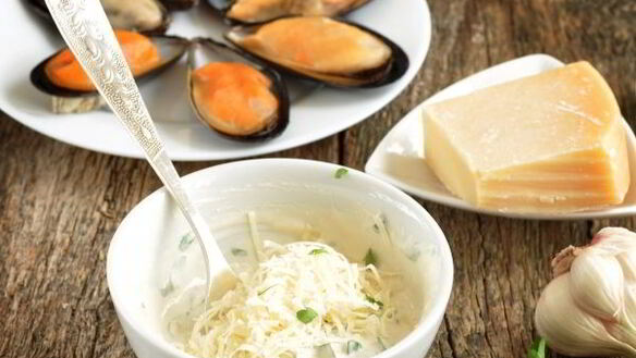 ШАГ 3. запеченные мидии в сырном соусе с чесноком