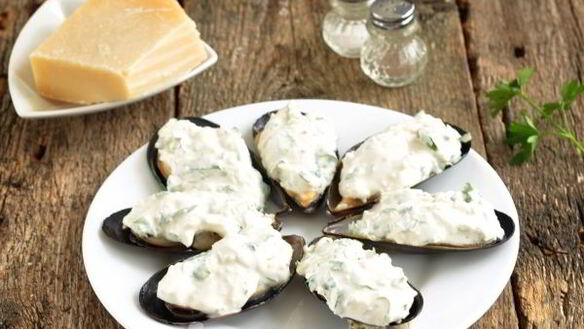 ШАГ 4. запеченные мидии в сырном соусе с чесноком