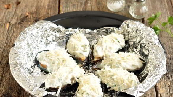 ШАГ 5. запеченные мидии в сырном соусе с чесноком