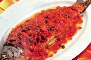 Жареная форель под острым соусом