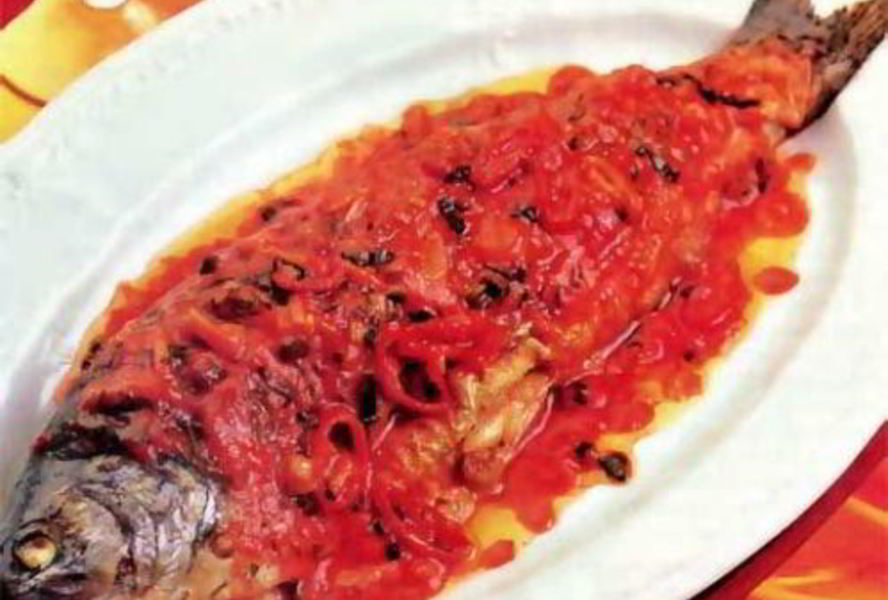 Жареная форель под острым соусом