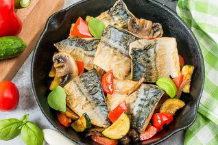 Жареная скумбрия с летними овощами