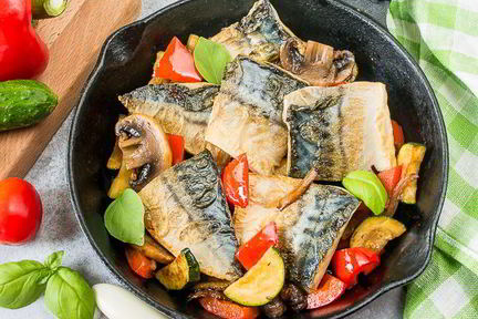 Жареная скумбрия с летними овощами