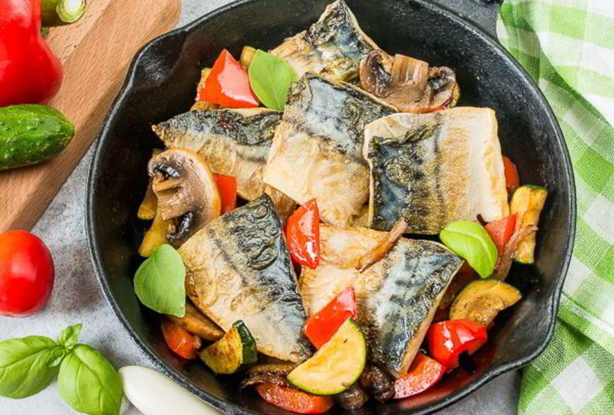 Жареная скумбрия с летними овощами