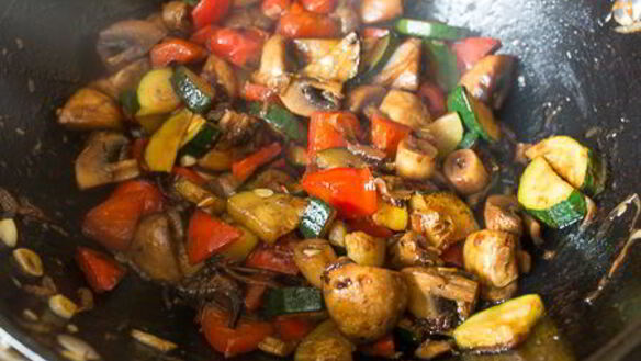 ШАГ 8. жареная скумбрия с летними овощами