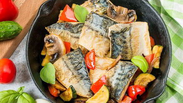 ШАГ 11. жареная скумбрия с летними овощами