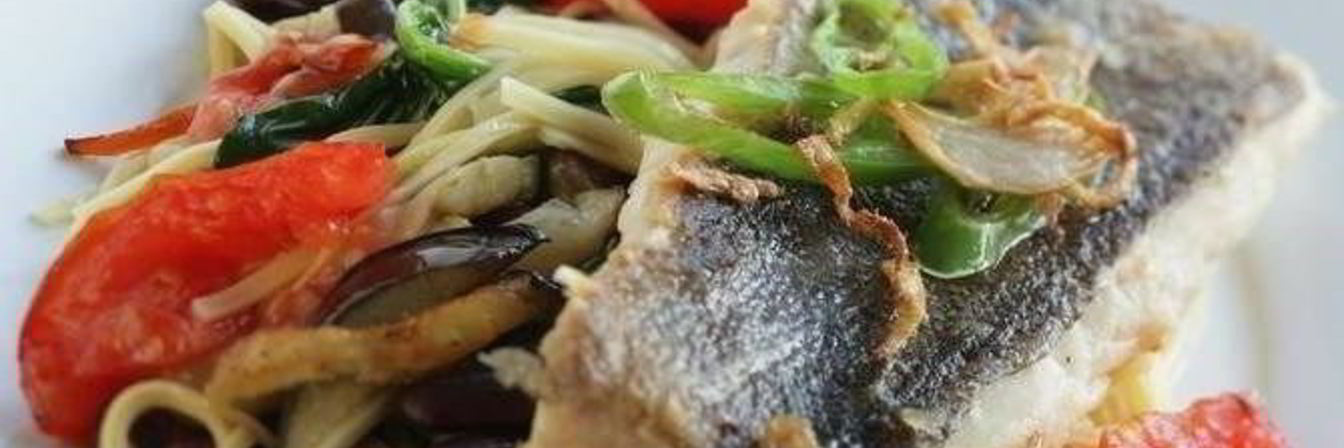 Жареная треска с рисовой лапшой и овощами