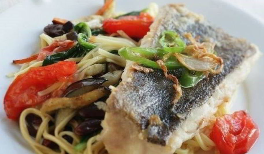 Рецепт жареная треска с рисовой лапшой и овощами