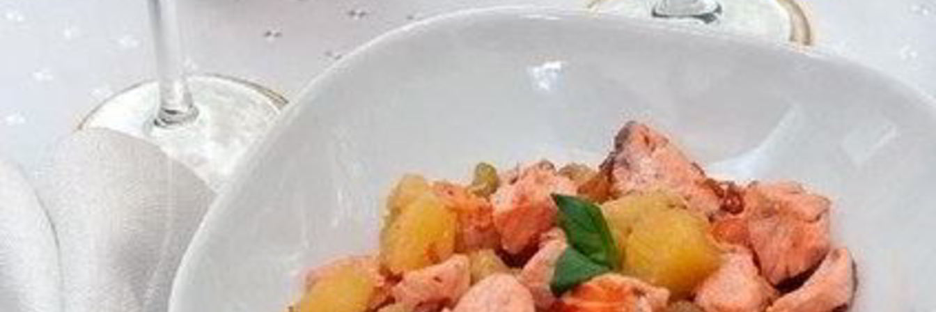 Жареный лосось с ананасами