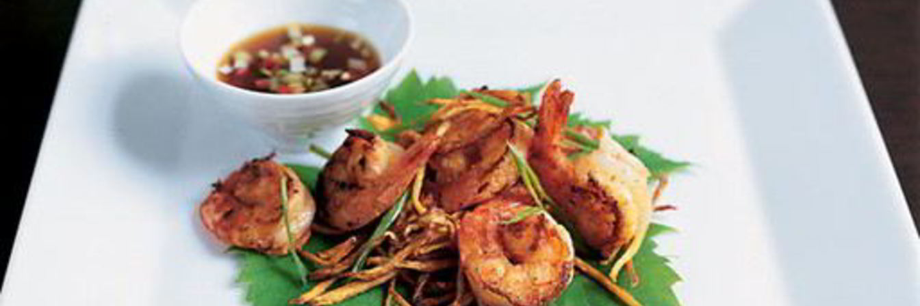 Жареные креветки с хариссой и имбирем