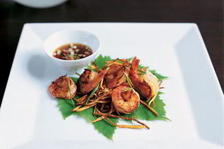 Жареные креветки с хариссой и имбирем