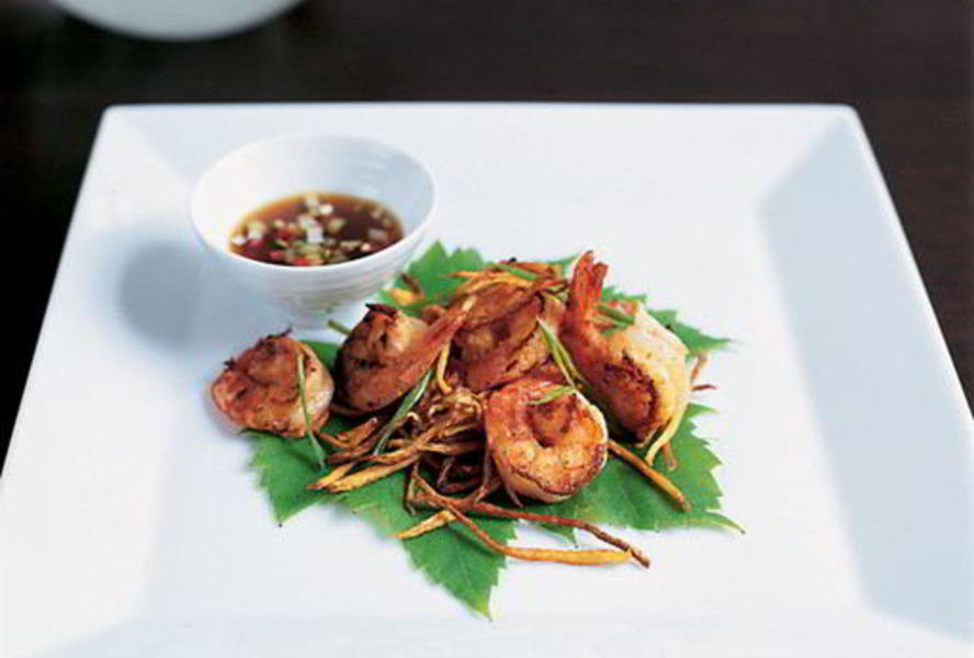 Жареные креветки с хариссой и имбирем