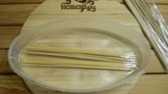 ШАГ 7. куриные шашлычки на шпажках в духовке