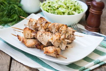 Куриные шашлыки на шпажках