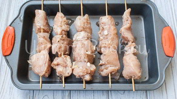 ШАГ 2. куриные шашлыки на шпажках